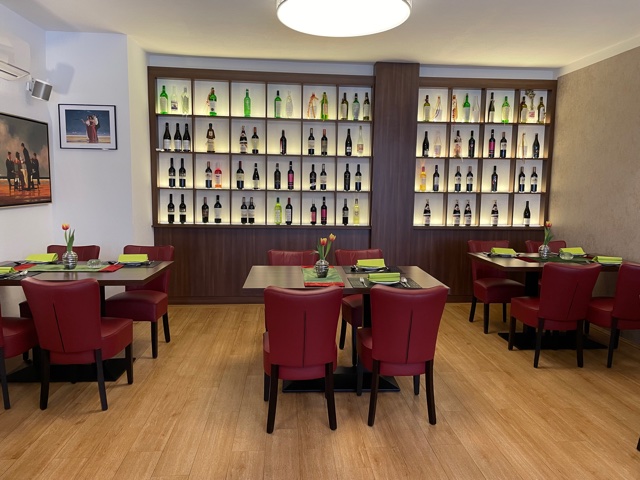 Die Weinstube mit beleuchtetem Weinregal