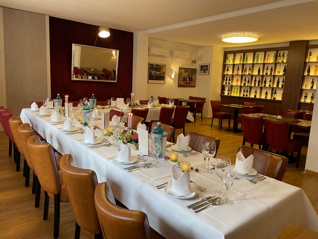 Lange festlich gedeckte Tafel in der Weinstube